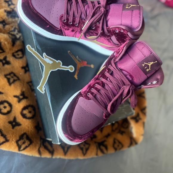 Limited Edition Velvet Princess Jordan sneakers - Picture 2 of 6